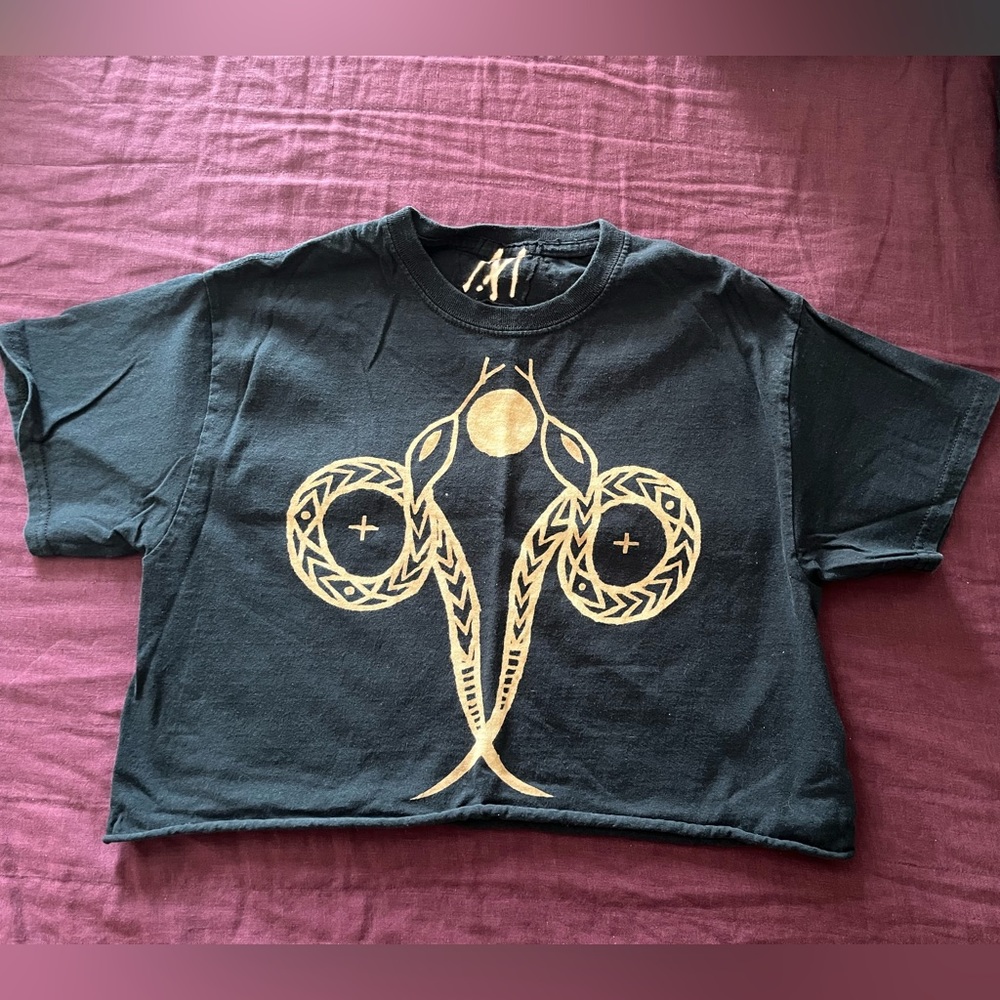Brass Arrow Cropped Snake Tee